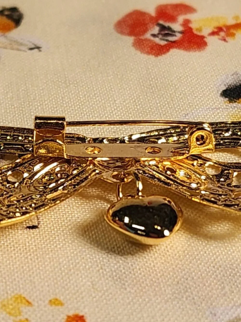VINTAGE Carrington Bow Pin Brooch With Heart Dangle Gold-Tone